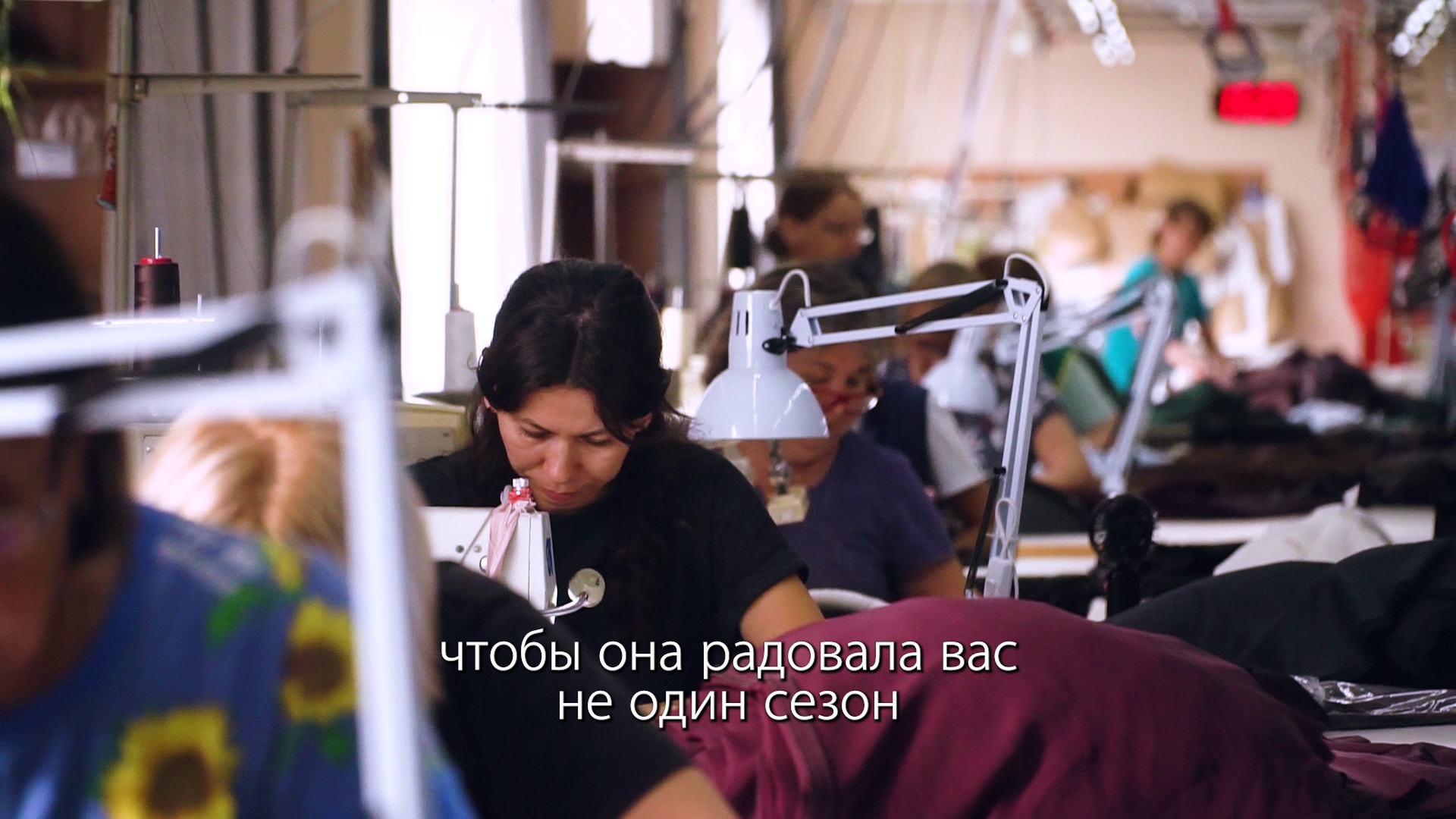 Швея за работой на производстве FILEO